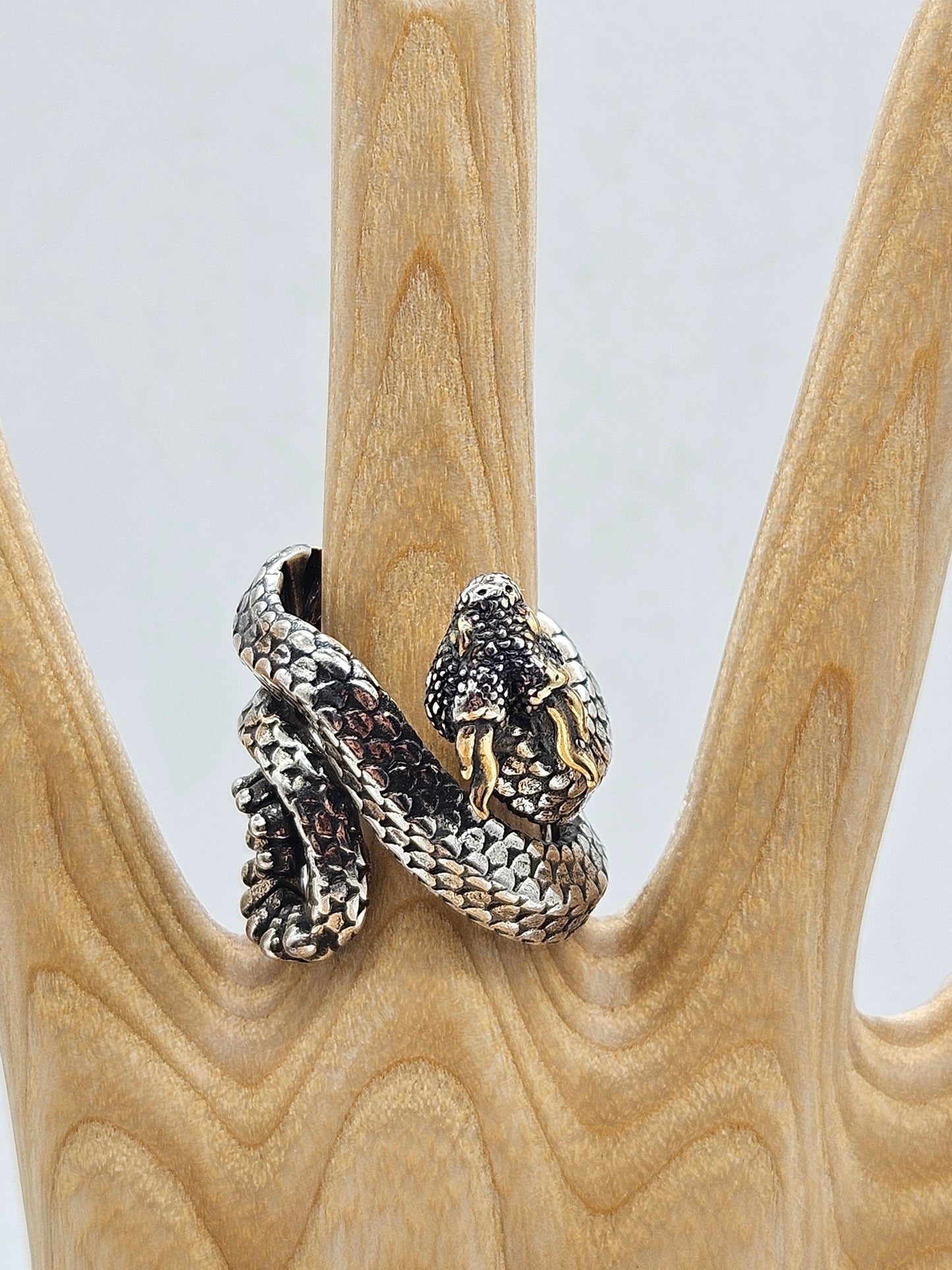 Beautifully detailed ajustable ring Dragon-snake