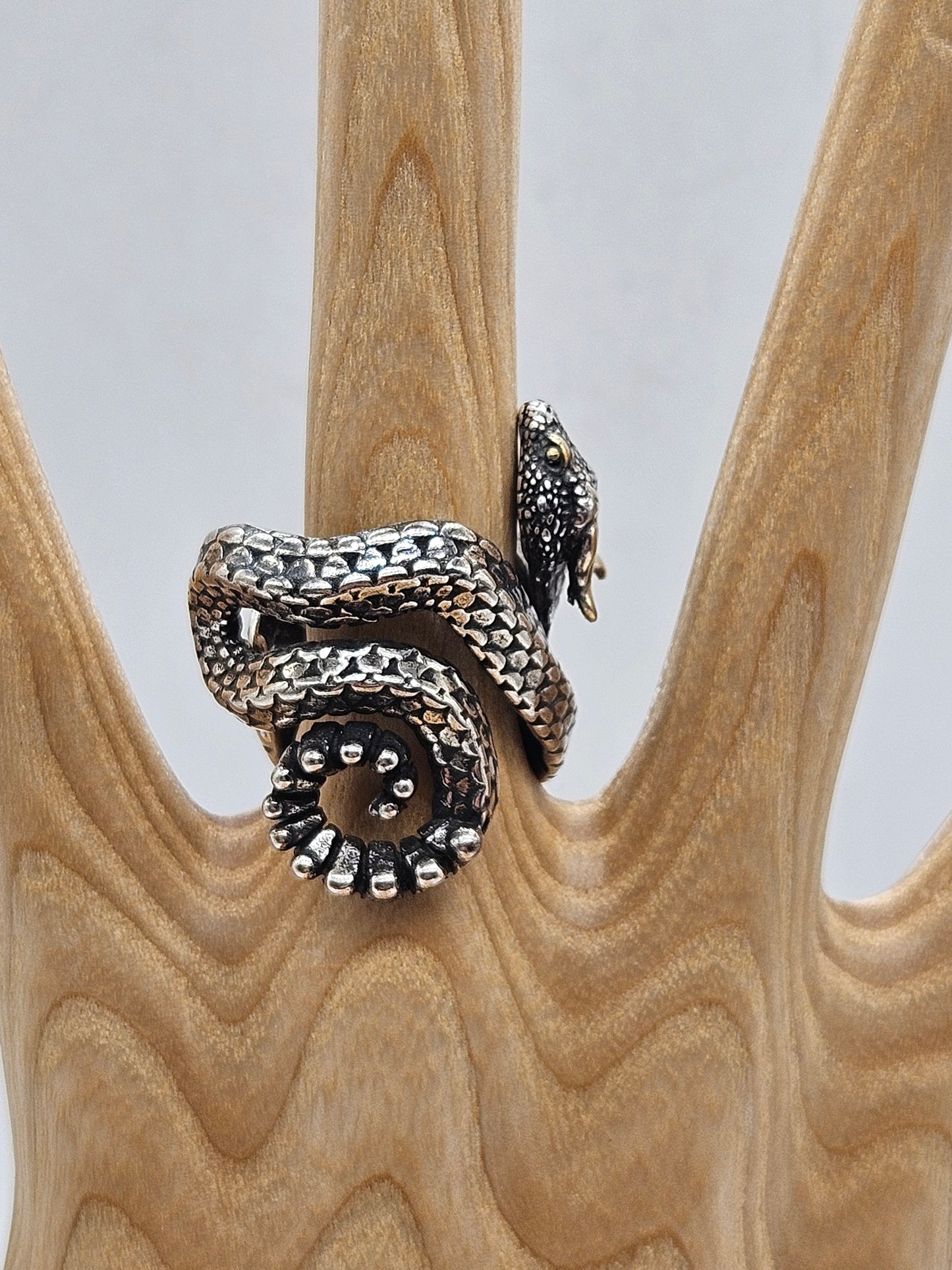 Beautifully detailed ajustable ring Dragon-snake