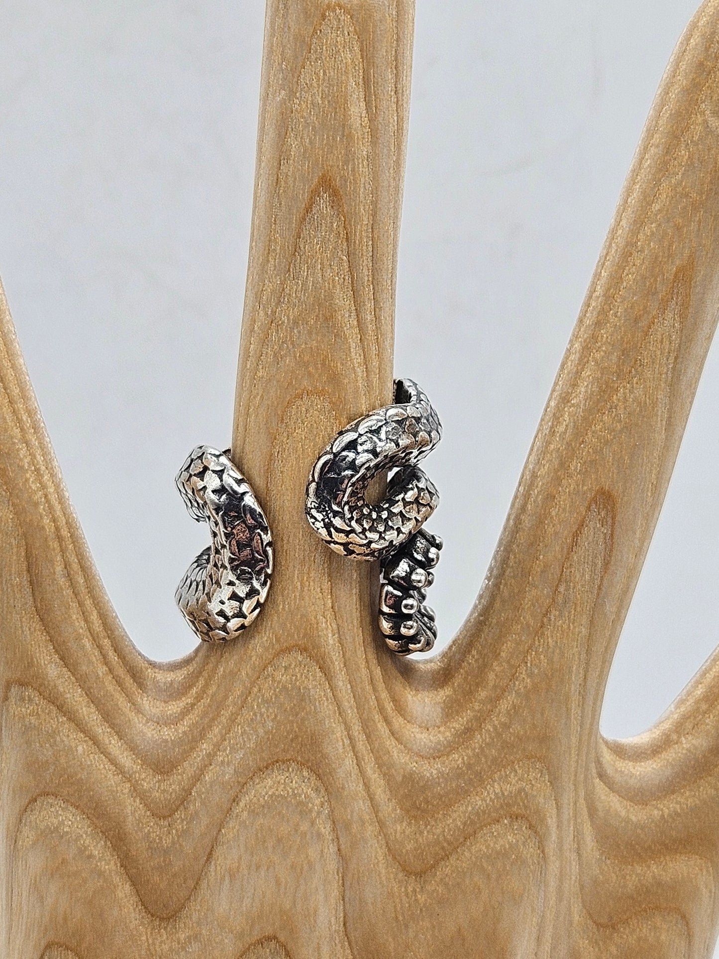 Beautifully detailed ajustable ring Dragon-snake