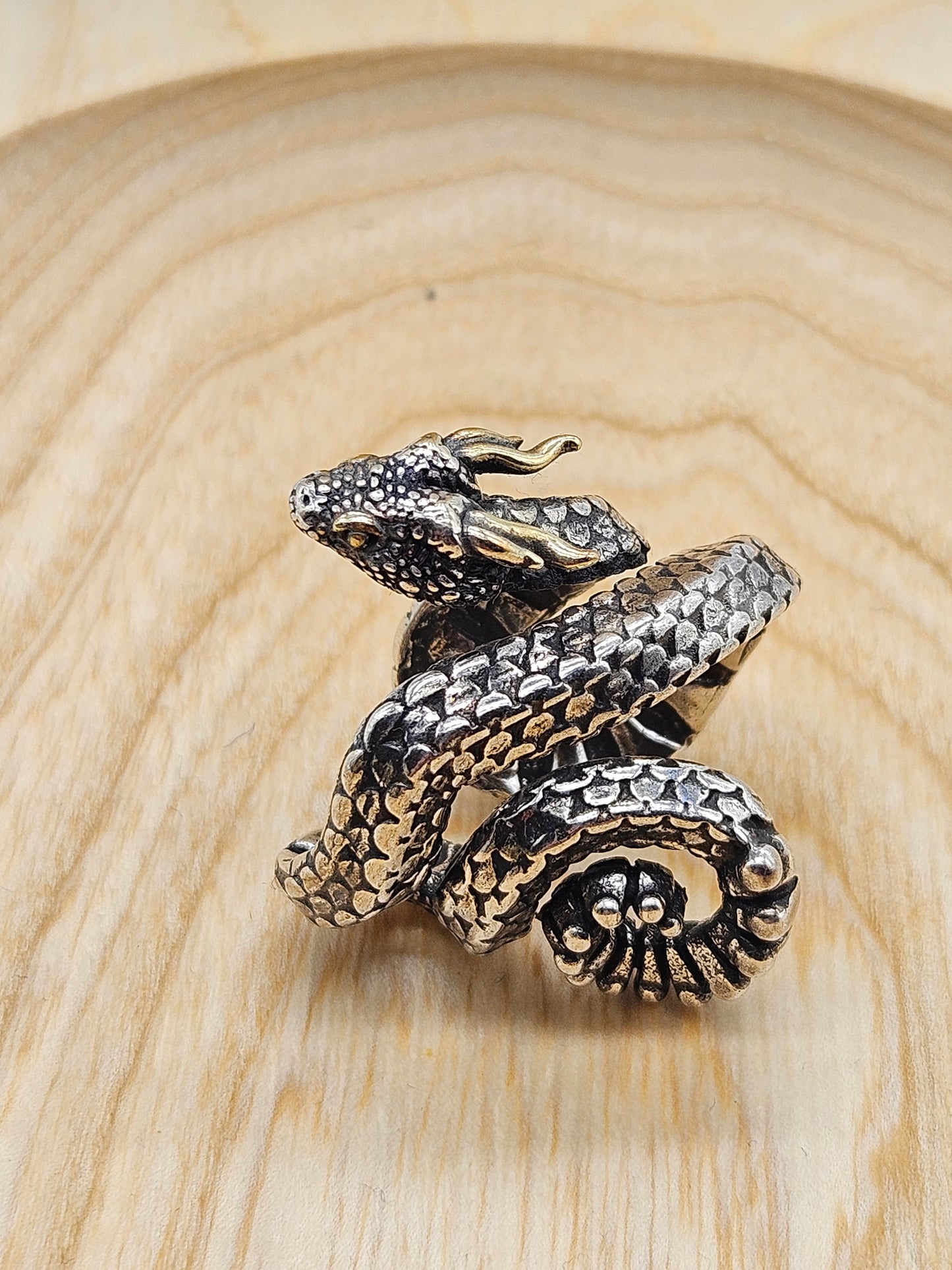 Beautifully detailed ajustable ring Dragon-snake