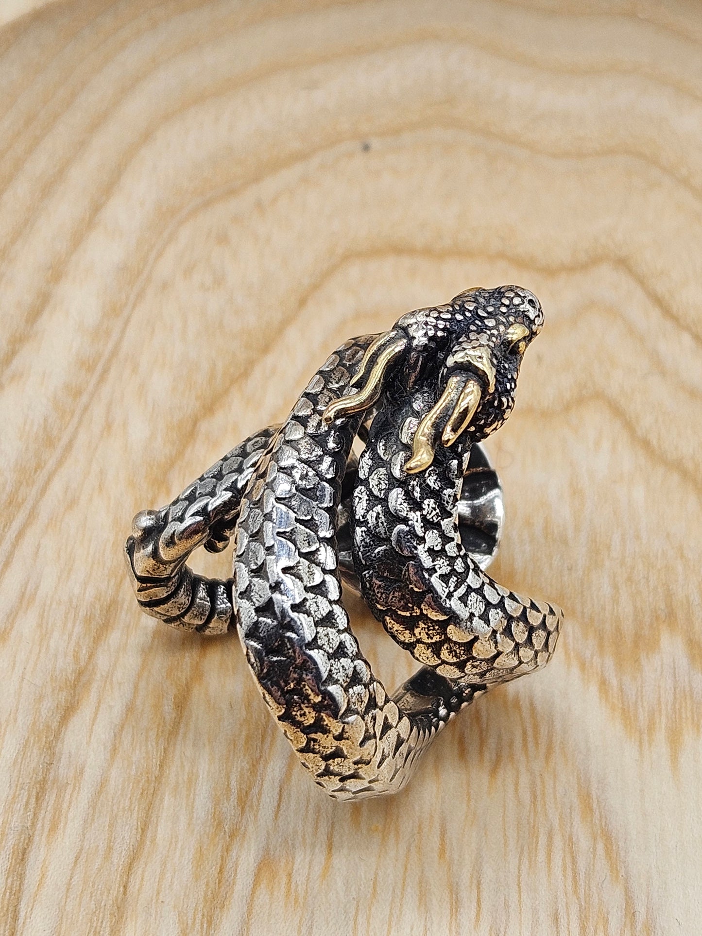 Beautifully detailed ajustable ring Dragon-snake
