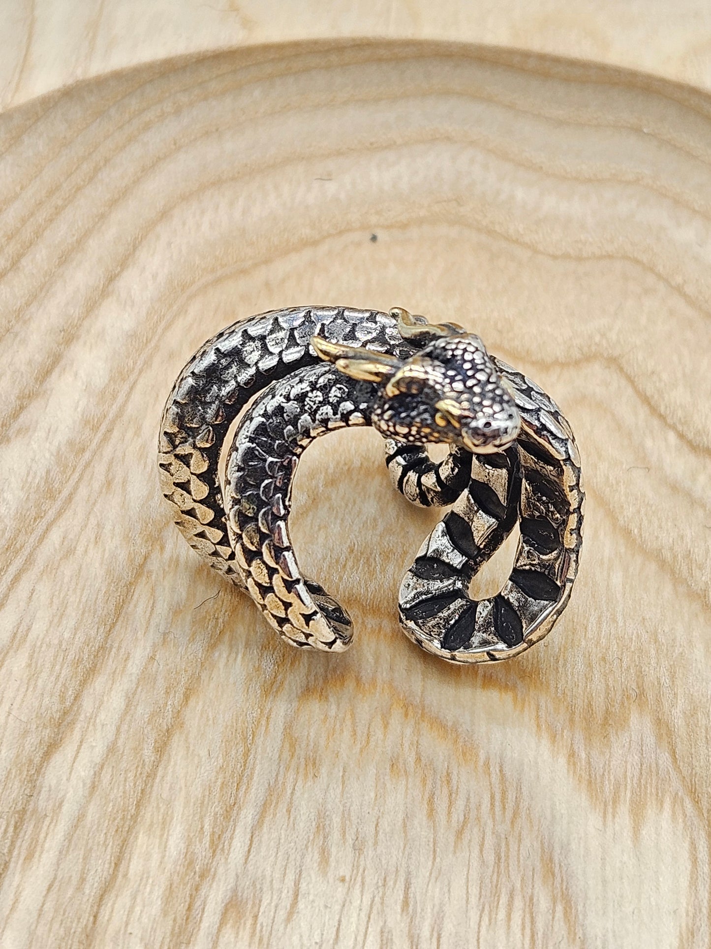 Beautifully detailed ajustable ring Dragon-snake