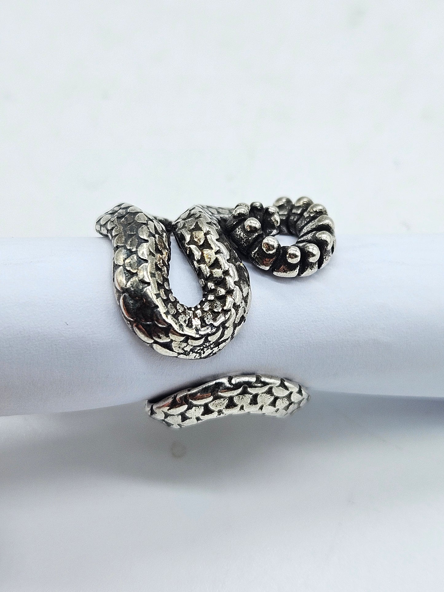 Beautifully detailed ajustable ring Dragon-snake