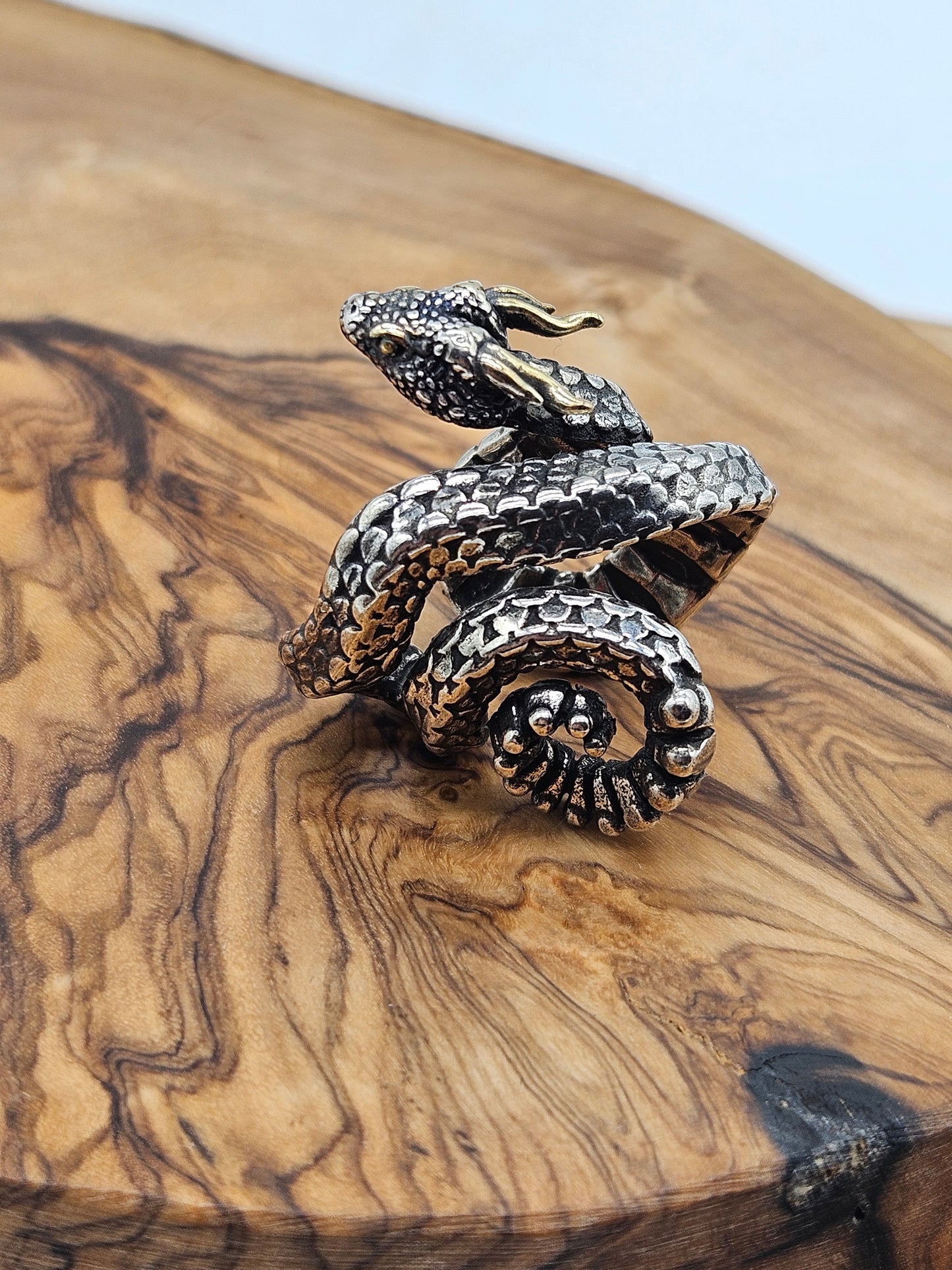 Beautifully detailed ajustable ring Dragon-snake