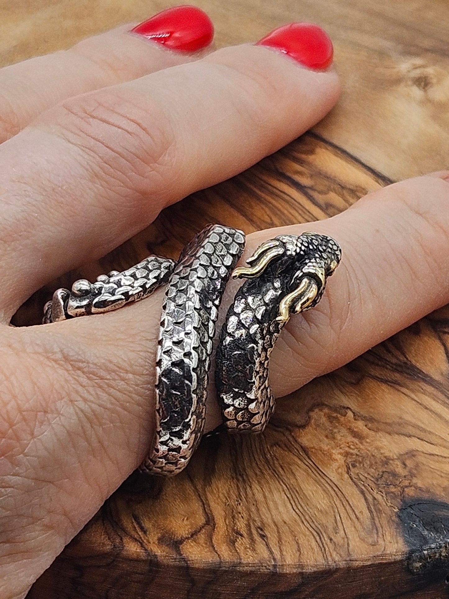 Beautifully detailed ajustable ring Dragon-snake