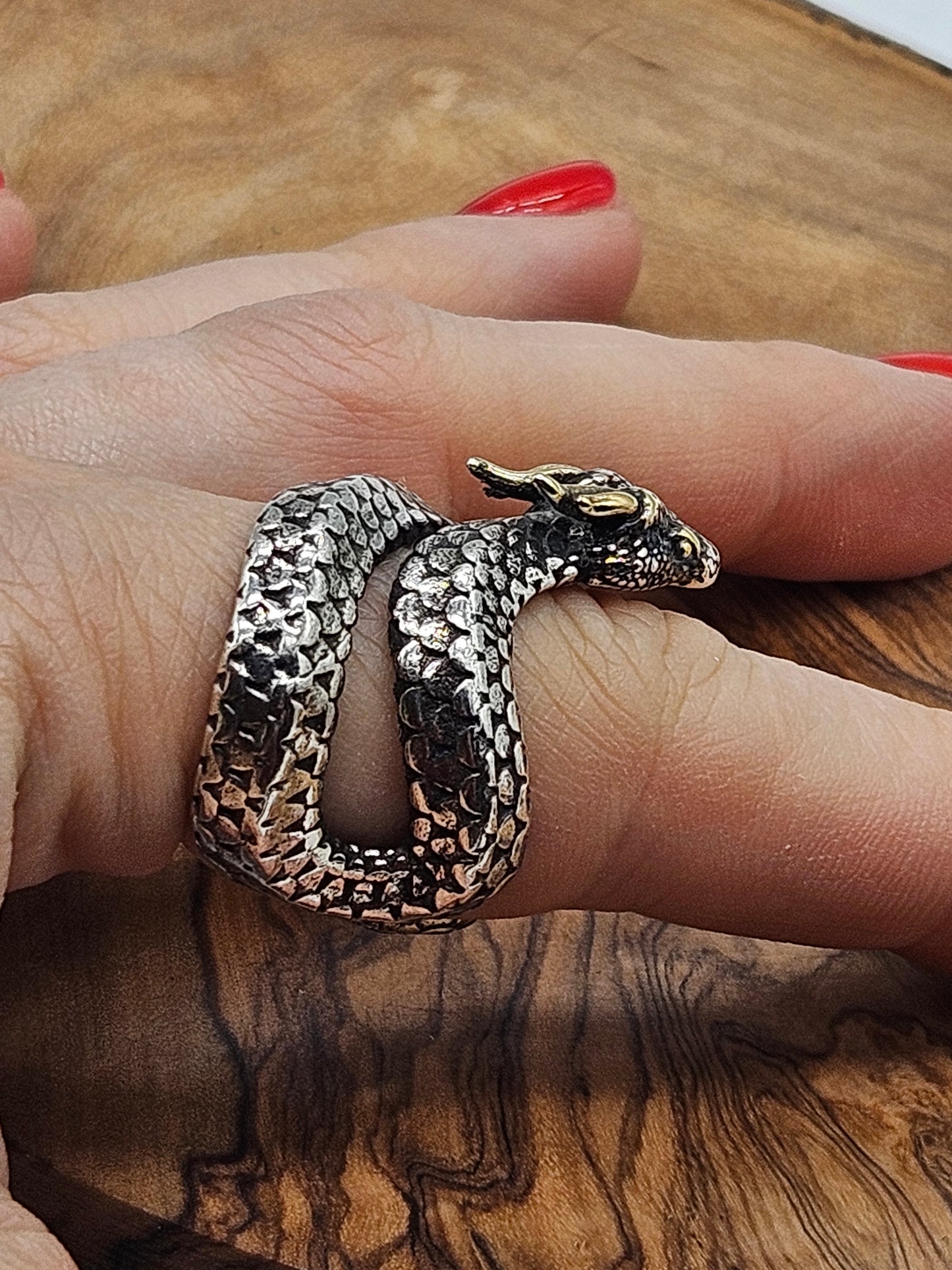 Beautifully detailed ajustable ring Dragon-snake