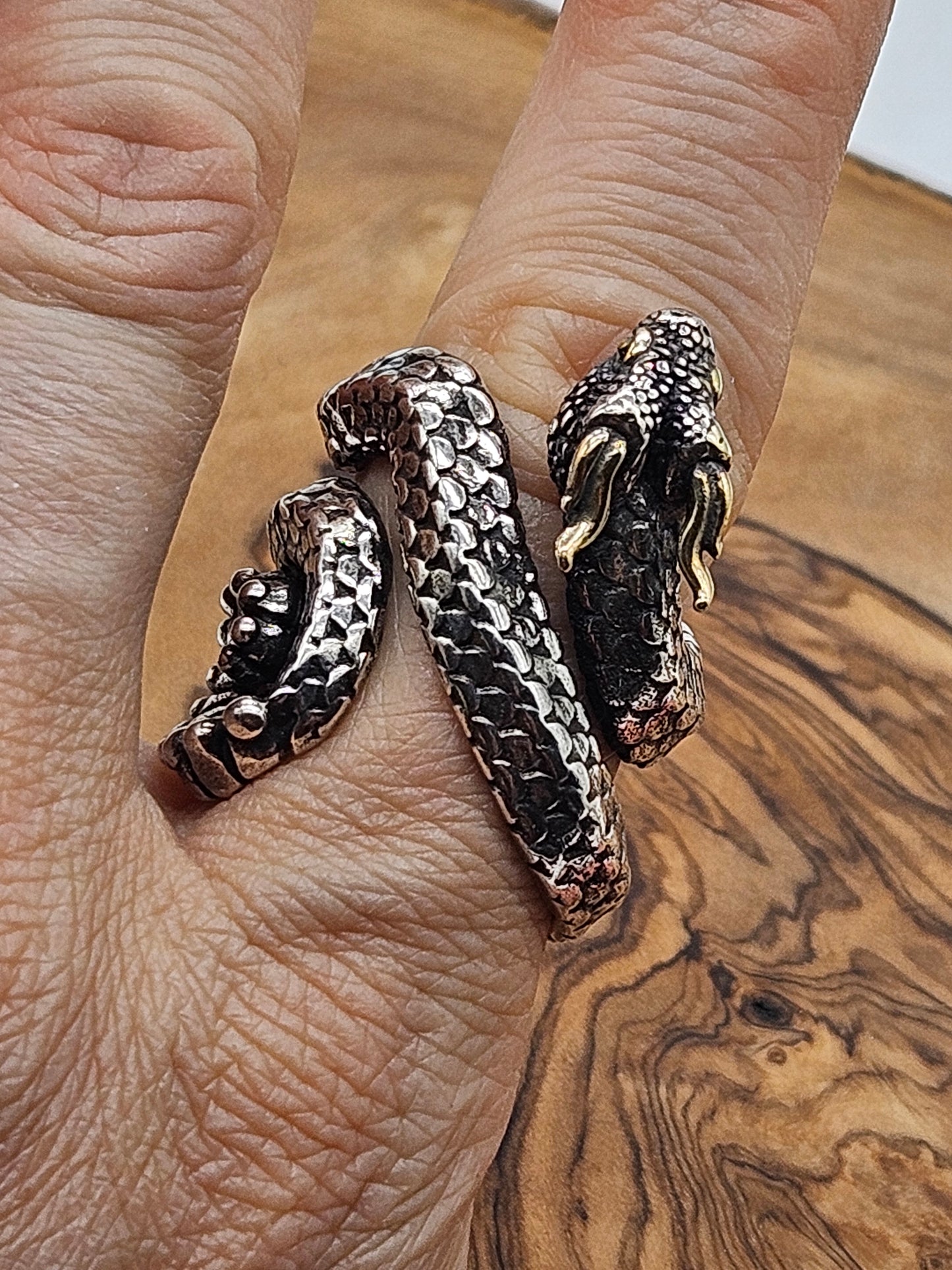 Beautifully detailed ajustable ring Dragon-snake