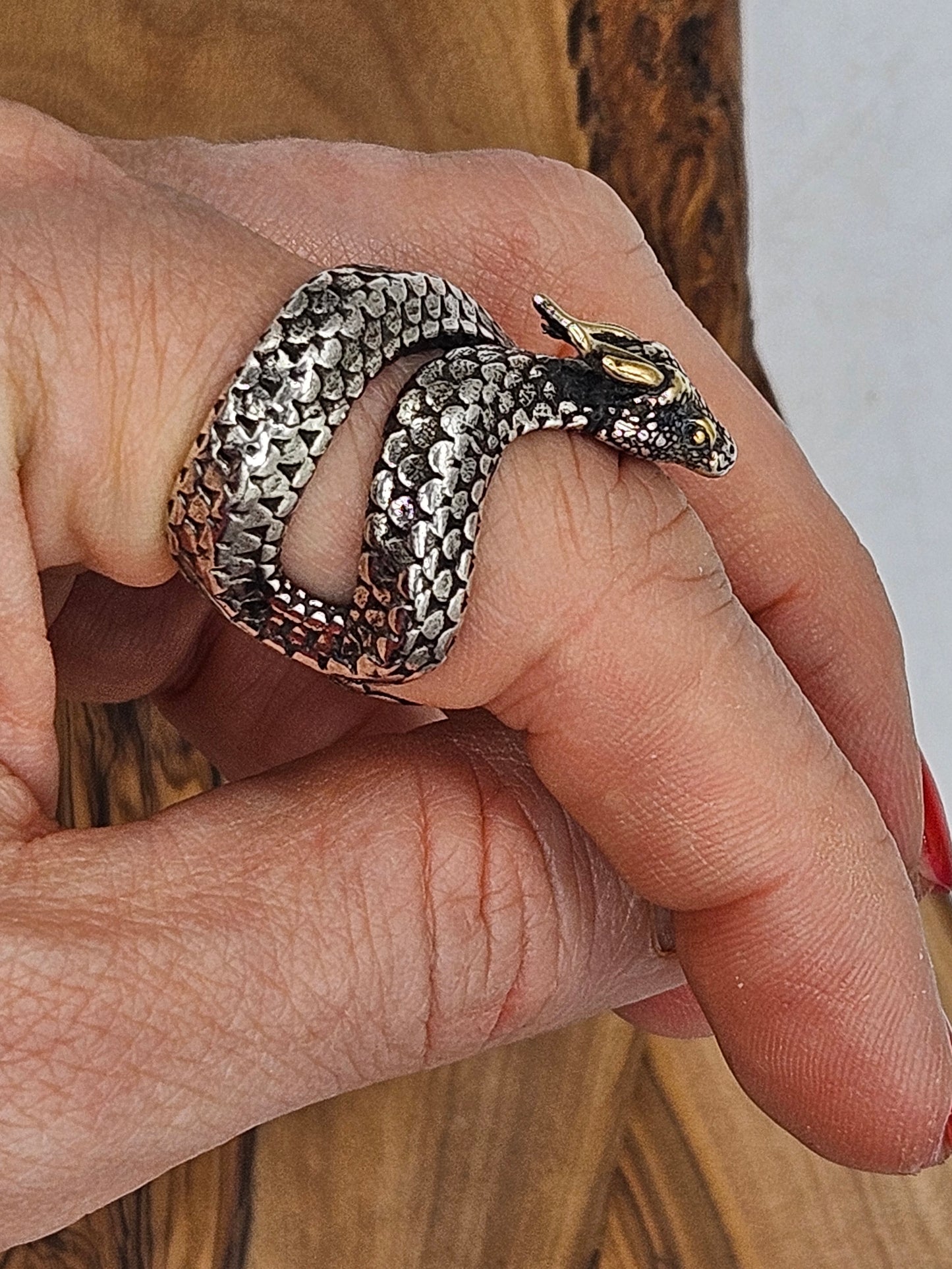 Beautifully detailed ajustable ring Dragon-snake