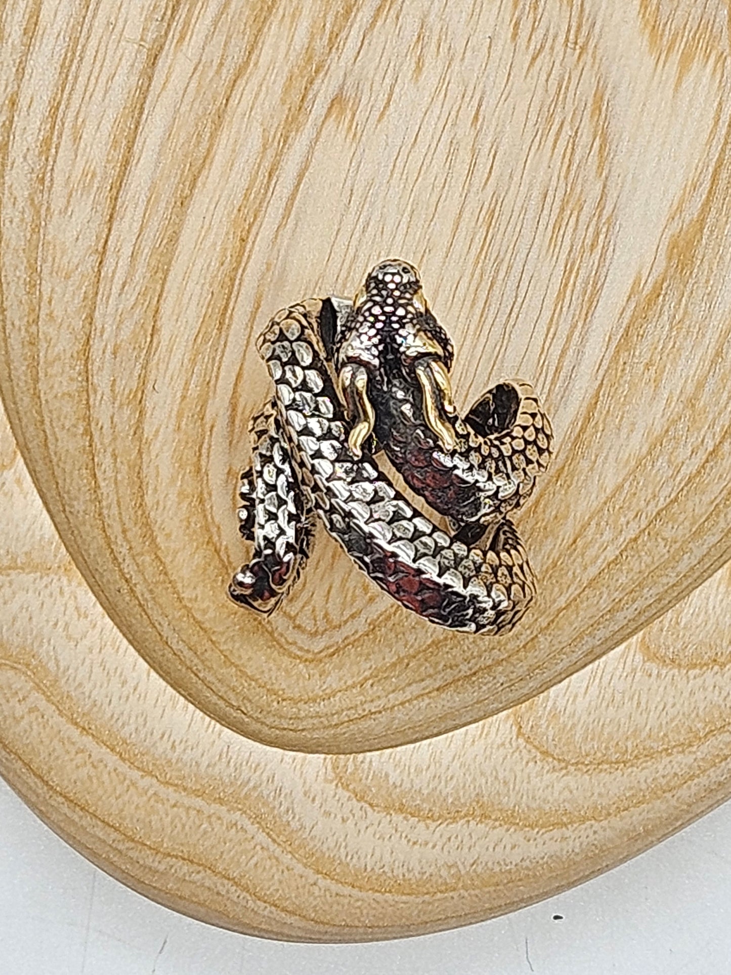 Beautifully detailed ajustable ring Dragon-snake