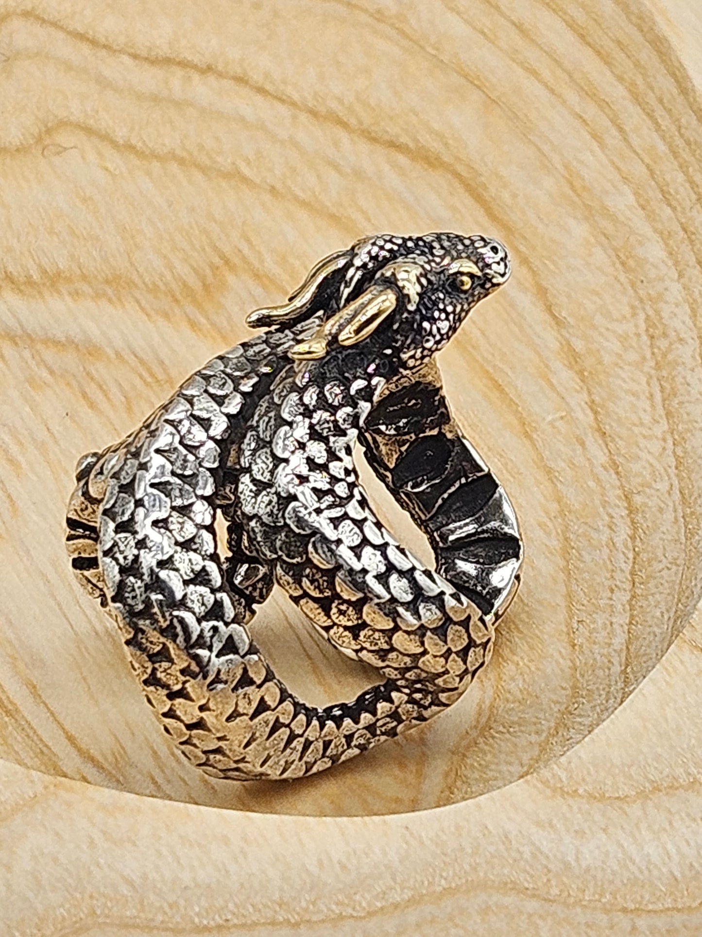 Beautifully detailed ajustable ring Dragon-snake