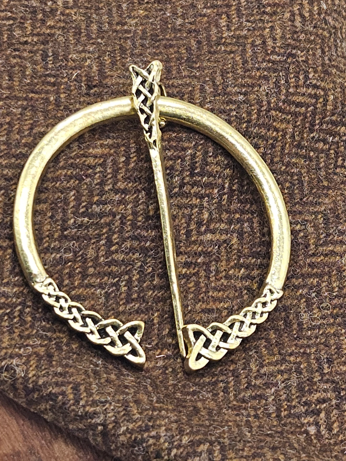 Viking Celtic pattern Medieval style round Fibula Brooch gold colour, K13