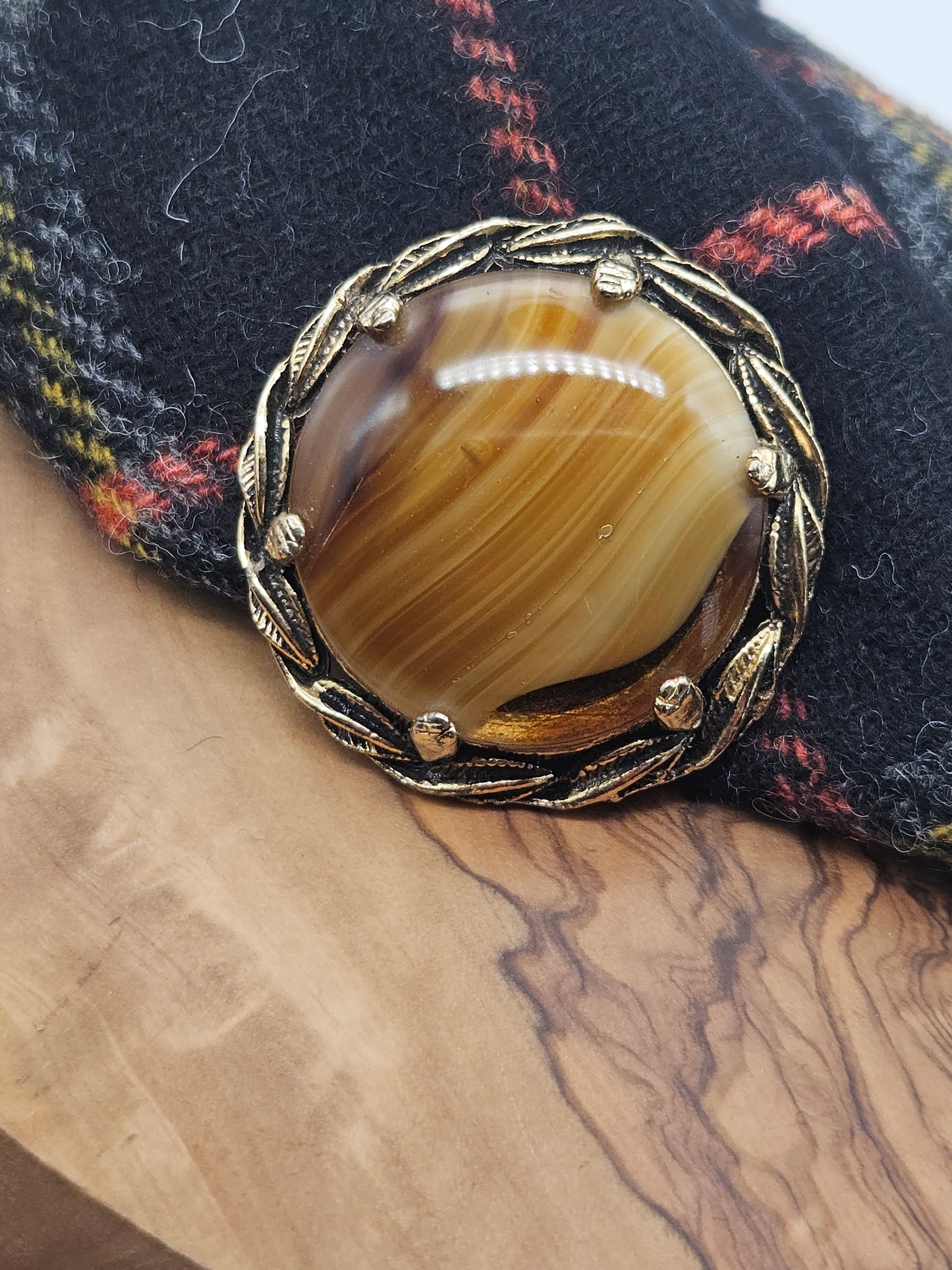 Vintage Large Round Brooch with large yellow insert L812